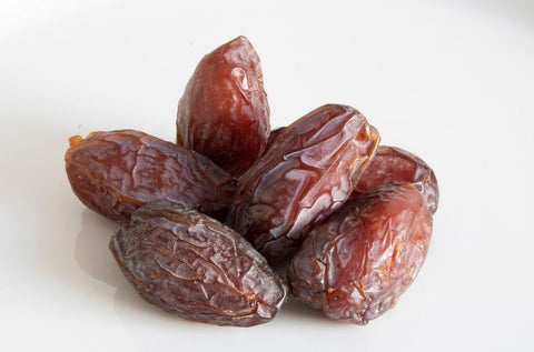A picture of six date fruits
